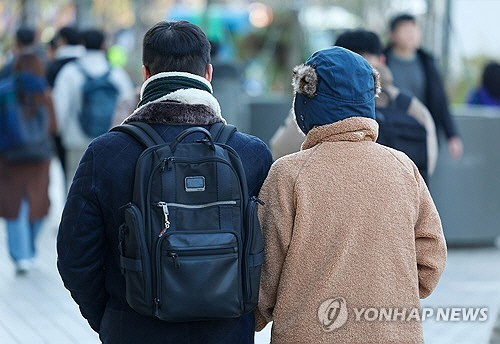 내륙 아침 기온이 영하권까지 떨어지며 추운 날씨를 보인 지난 20일 오전 서울 시청역 인근에서 시민들이 목도리나 모자를 착용하고 걷고 있다. [연합뉴스]
